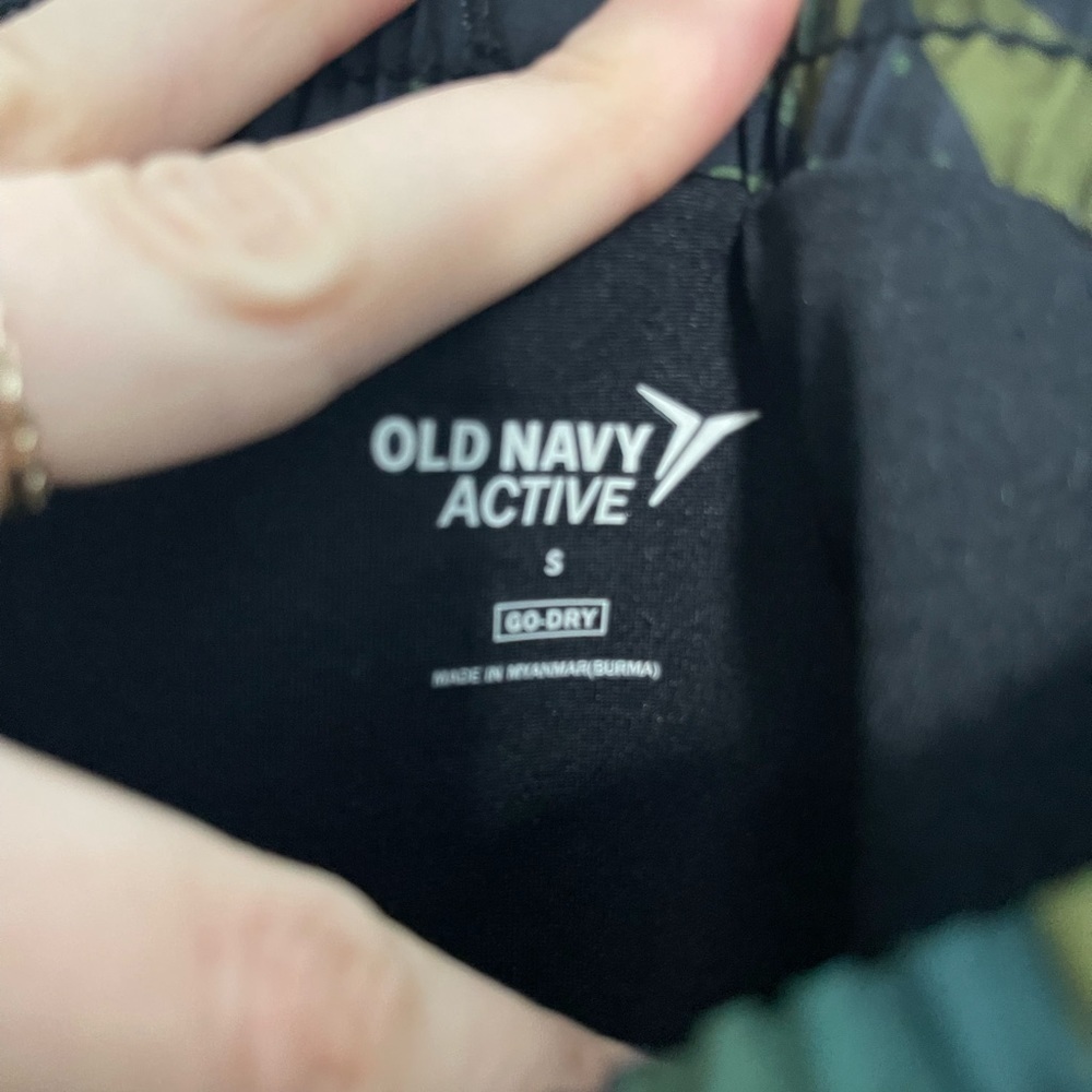 Old Navy Go Dry Mid-Rise Dolphin Hem Run Shorts For Women Dot Camo - Picture 6 of 8